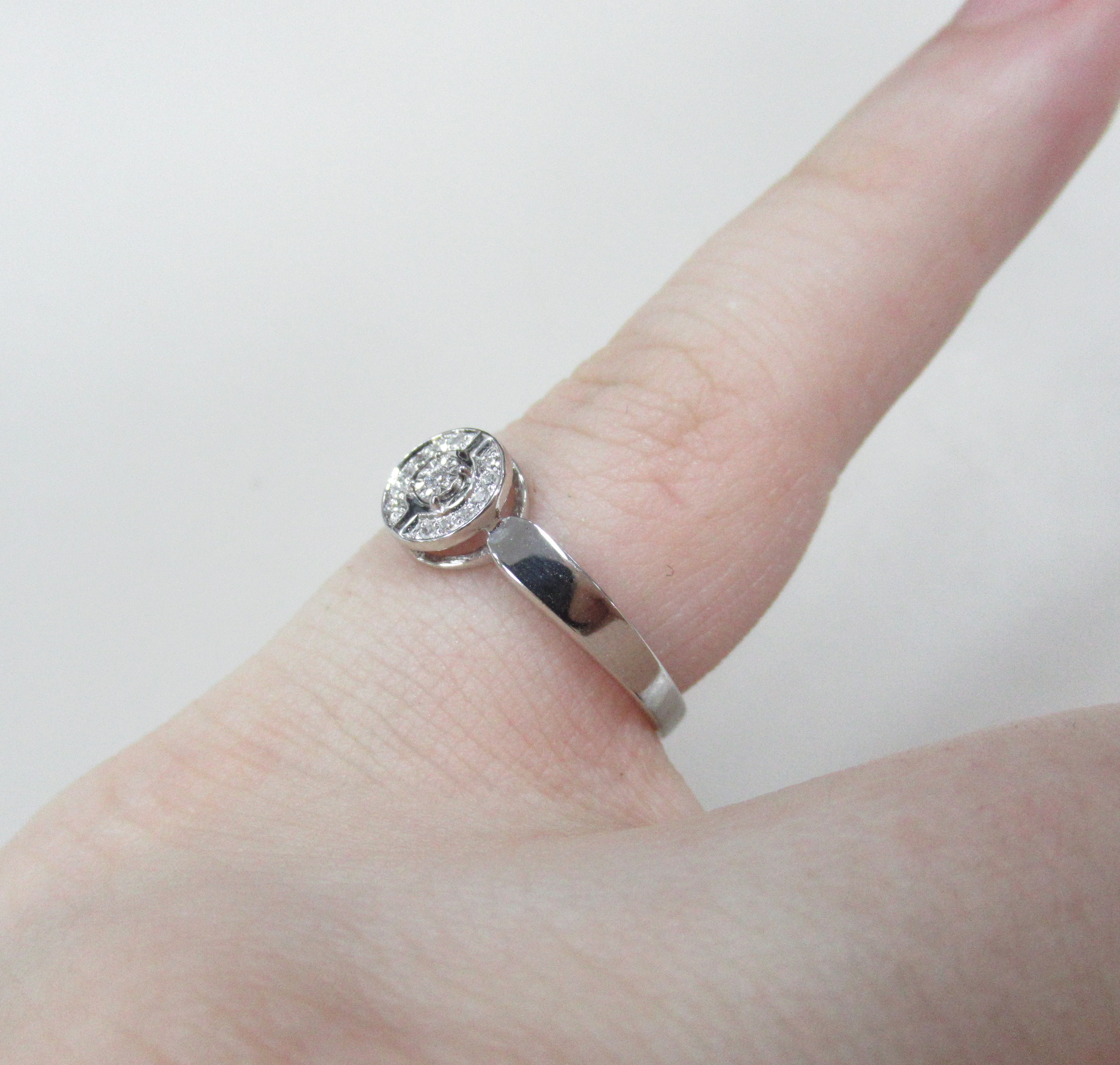 Кольцо из белого золота с бриллиантами